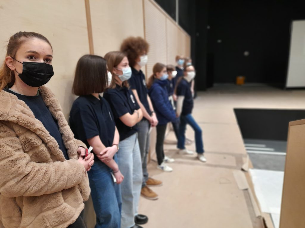 Les élèves volontaires attendent la fin du discours de Mr Touzet pour faire visiter l’établissement aux parents et futurs élèves 