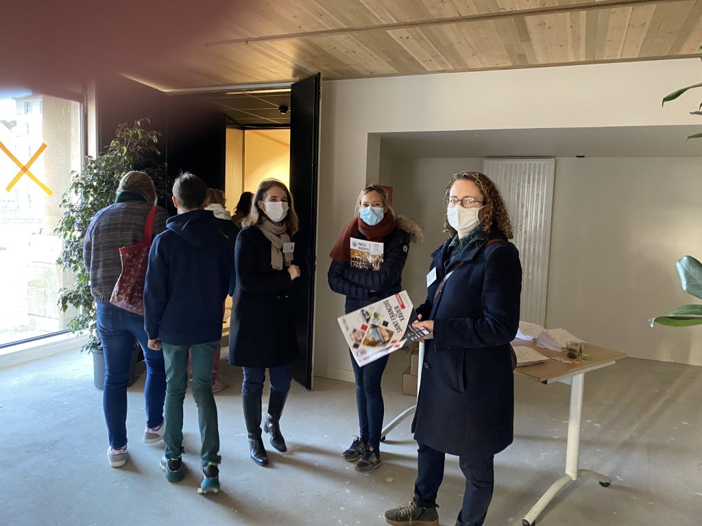 L'apel était présente à l’entrée du théâtre pour guider les parents