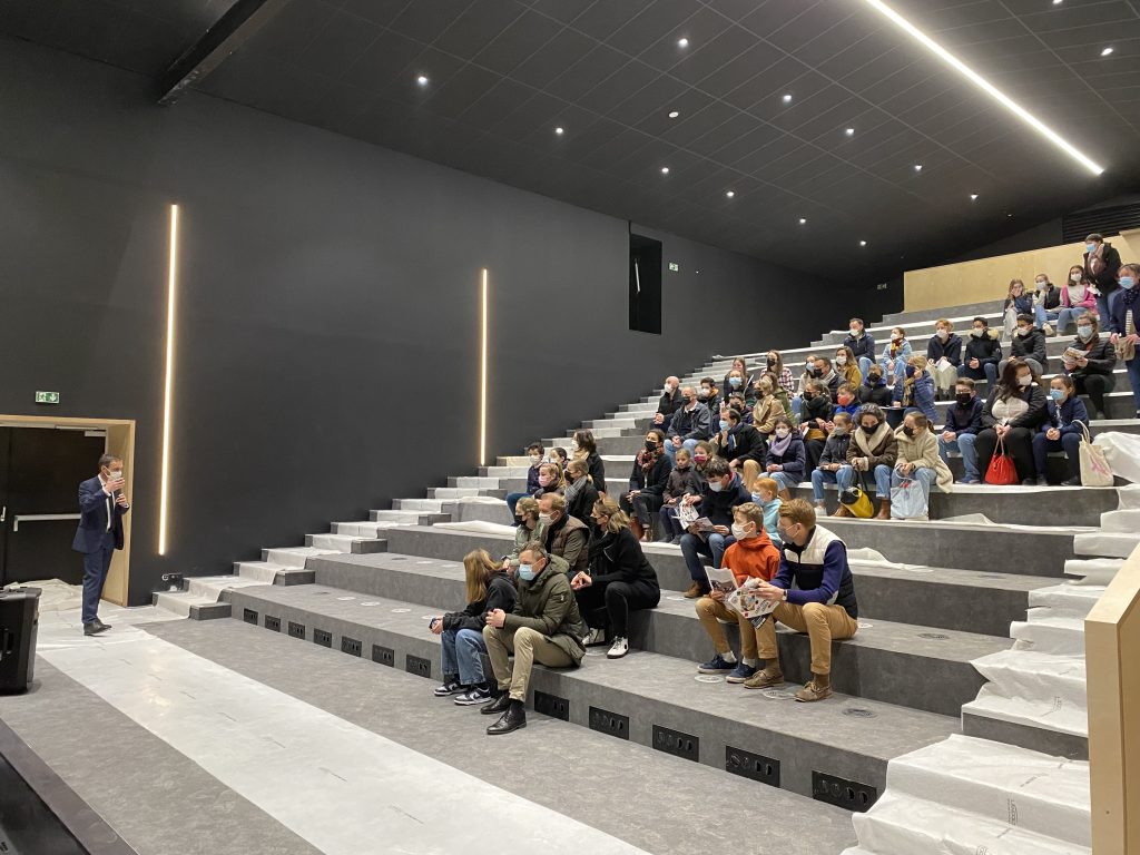 Quelques parents écoutent attentivement le discours de Mr Touzet