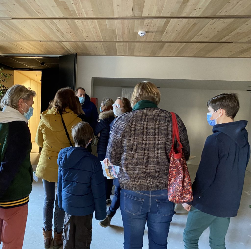 Les parents à l’entrée du théâtre pour écouter le discours de Mr Touzet 